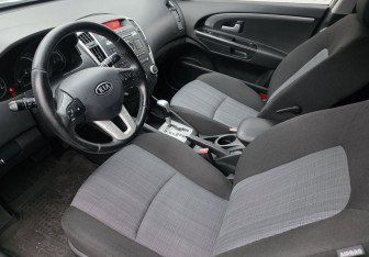 Подержанный автомобиль Kia Ceed Hatchback 2011 года (9 фото)