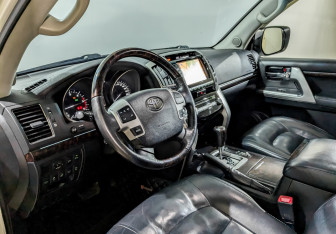 Подержанный автомобиль Toyota Land Cruiser Suv 2015 года (16 фото)