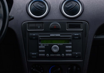 Подержанный автомобиль Ford Fusion 2006 года (14 фото)