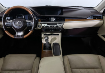 Подержанный автомобиль Lexus ES 2015 года (12 фото)