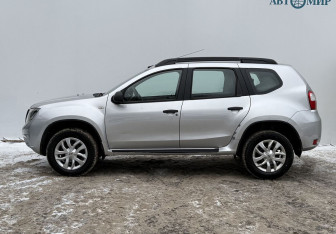 Подержанный автомобиль Nissan Terrano 2015 года (8 фото)