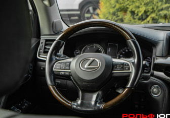 Подержанный автомобиль Lexus LX 2017 года (11 фото)