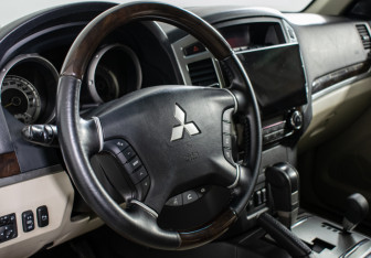 Подержанный автомобиль Mitsubishi Pajero 2020 года (19 фото)