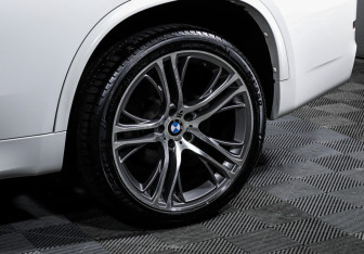 Подержанный автомобиль BMW X5 2015 года (15 фото)