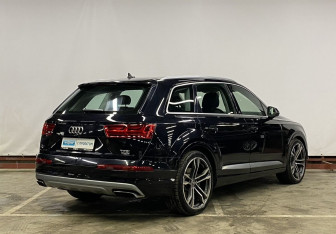 Подержанный автомобиль Audi Q7 2015 года (5 фото)