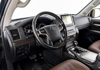 Подержанный автомобиль Toyota Land Cruiser Suv 2016 года (16 фото)
