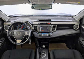Подержанный автомобиль Toyota RAV4 2013 года (14 фото)
