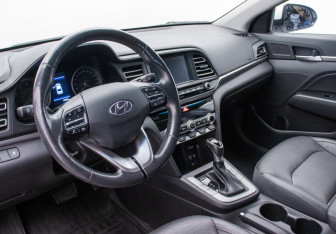Подержанный автомобиль Hyundai Elantra Sedan 2019 года (9 фото)