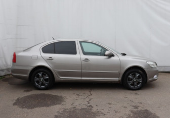 Подержанный автомобиль Skoda Octavia Liftback 2010 года (7 фото)
