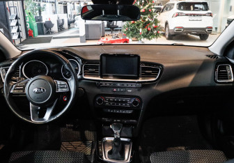 Подержанный автомобиль Kia Ceed Hatchback 2019 года (10 фото)