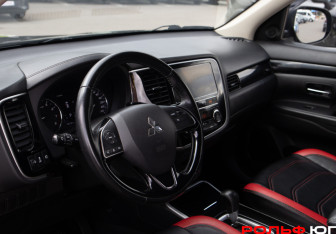 Подержанный автомобиль Mitsubishi Outlander 2019 года (11 фото)