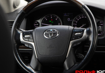 Подержанный автомобиль Toyota Land Cruiser Suv 2021 года (14 фото)