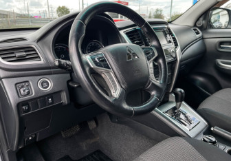 Подержанный автомобиль Mitsubishi L200 2022 года (13 фото)