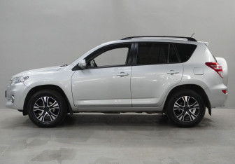 Подержанный автомобиль Toyota RAV4 2010 года (8 фото)