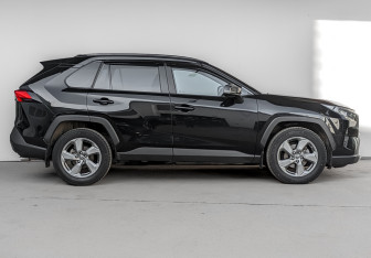 Подержанный автомобиль Toyota RAV4 2021 года (4 фото)