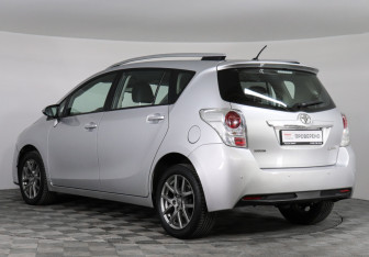 Подержанный автомобиль Toyota Verso 2014 года (7 фото)