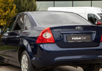 Подержанный автомобиль Ford Focus Sedan 2010 года (21 фото)