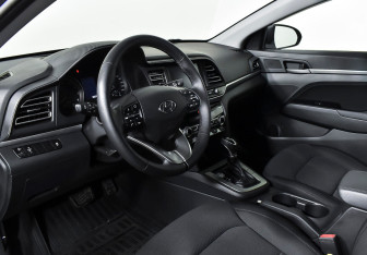 Подержанный автомобиль Hyundai Elantra Sedan 2019 года (10 фото)