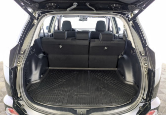 Подержанный автомобиль Toyota RAV4 2018 года (10 фото)