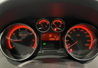 Подержанный автомобиль Peugeot 308 Hatchback 2011 года (15 фото)