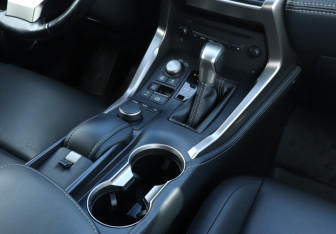 Подержанный автомобиль Lexus NX 2017 года (14 фото)
