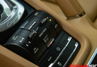 Подержанный автомобиль Porsche Cayenne 2015 года (16 фото)