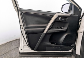 Подержанный автомобиль Toyota RAV4 2019 года (19 фото)