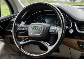 Подержанный автомобиль Audi Q7 2016 года (14 фото)