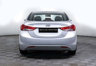 Подержанный автомобиль Hyundai Elantra Sedan 2012 года (6 фото)