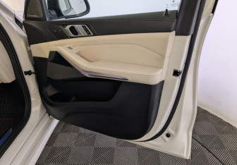Подержанный автомобиль BMW X7 2023 года (26 фото)