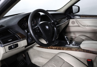 Подержанный автомобиль BMW X5 2009 года (15 фото)