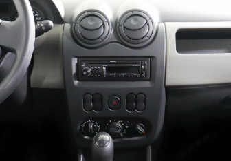 Подержанный автомобиль Renault Sandero 2014 года (8 фото)