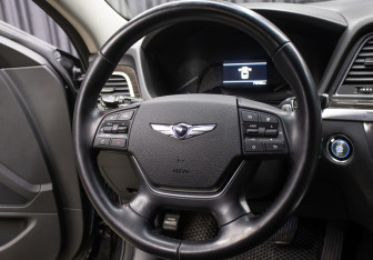 Подержанный автомобиль Genesis G80 2019 года (16 фото)