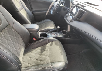 Подержанный автомобиль Toyota RAV4 2017 года (9 фото)