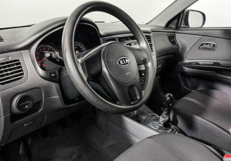 Подержанный автомобиль Kia Rio Hatchback 2010 года (13 фото)