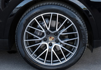 Подержанный автомобиль Porsche Cayenne 2021 года (35 фото)
