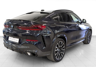 Подержанный автомобиль BMW X6 2023 года (5 фото)