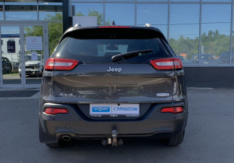 Подержанный автомобиль Jeep Cherokee 2014 года (6 фото)