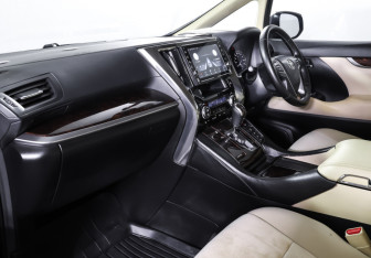 Подержанный автомобиль Toyota Alphard 2018 года (16 фото)