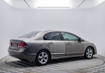 Подержанный автомобиль Honda Civic Sedan 2008 года (5 фото)