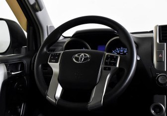 Подержанный автомобиль Toyota Land Cruiser Prado 2012 года (12 фото)