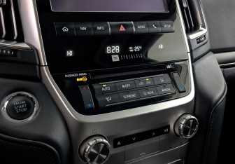 Подержанный автомобиль Toyota Land Cruiser Suv 2016 года (27 фото)