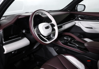 Подержанный автомобиль Geely Monjaro 2024 года (15 фото)