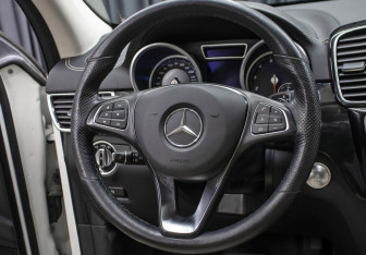 Подержанный автомобиль Mercedes-Benz GLE 2016 года (17 фото)