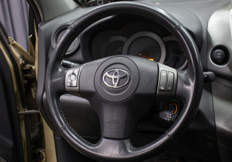 Подержанный автомобиль Toyota RAV4 2009 года (17 фото)