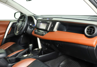 Подержанный автомобиль Toyota RAV4 2013 года (9 фото)