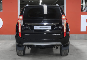 Подержанный автомобиль Mitsubishi Pajero Sport 2018 года (14 фото)