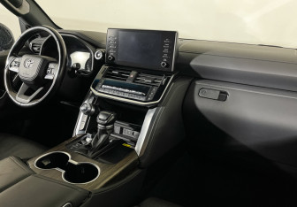 Подержанный автомобиль Toyota Land Cruiser Suv 2021 года (9 фото)