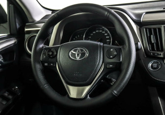 Подержанный автомобиль Toyota RAV4 2014 года (10 фото)
