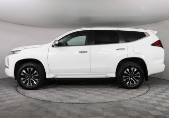 Подержанный автомобиль Mitsubishi Montero Sport 2022 года (8 фото)